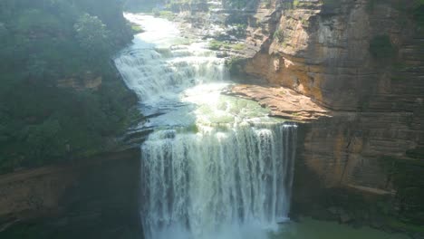 cascada rajdari devdari y la presa latif shah y el lago chandraprabha vista aérea
