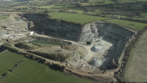 Vista-Aérea-De-La-Cantera-De-Windmill-Hill-Cerca-Del-Pueblo-De-Rathcoole-En-Dublín,-Irlanda