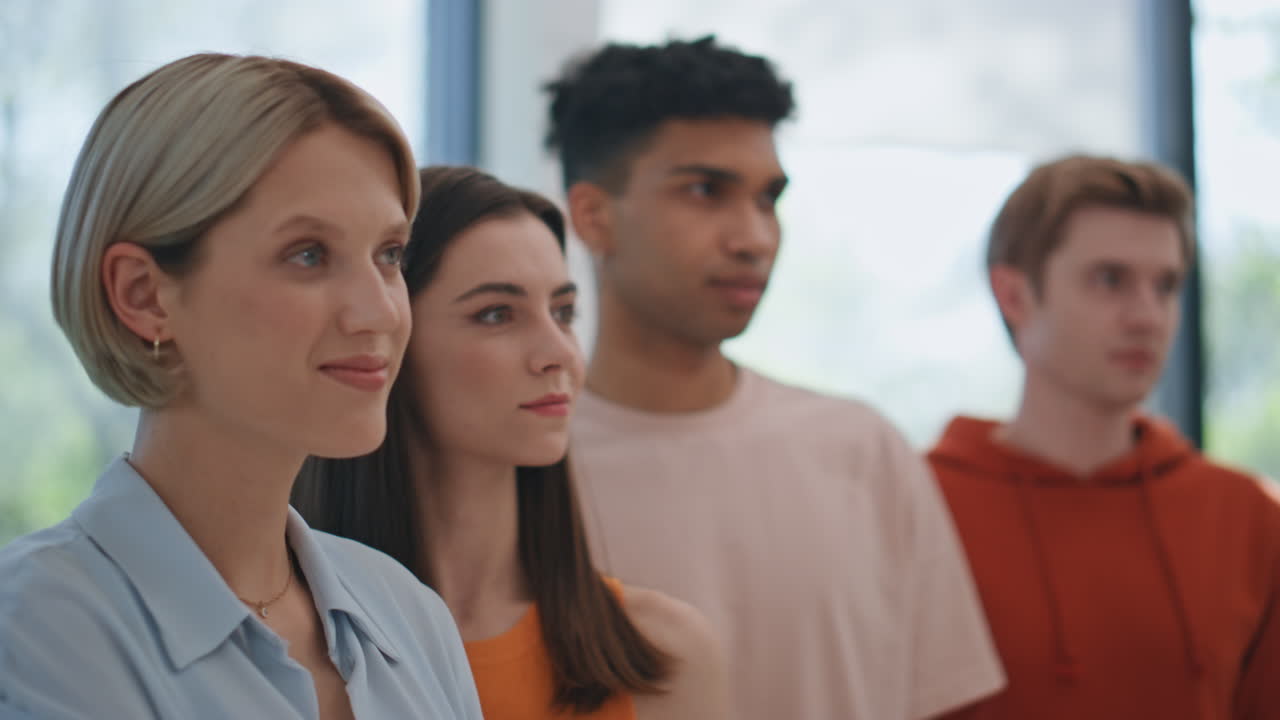 다양한 팀이 함께 포즈를 취하는 컨퍼런스 사무실 근접. 그룹 듣기 연설