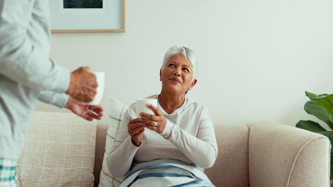 시니어 커플, 소파에서 커피를 주고 마시고
