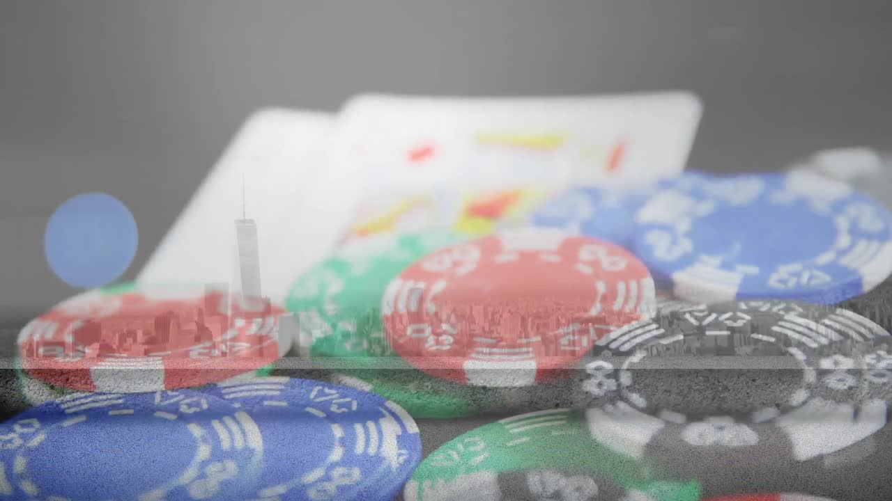 animación de cartas de juego y fichas sobre el paisaje urbano