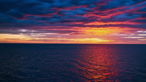 puesta de sol sobre el océano