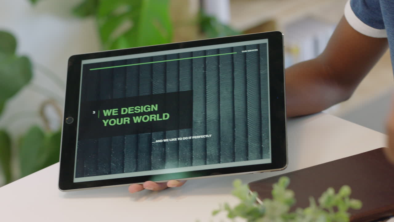 personas de negocios creativas que se reúnen equipo de diseño gráfico lluvia de ideas de marketing líder de equipo mujer que usa tecnología de computadoras tablet en la oficina estrategia de compartir sala de juntas