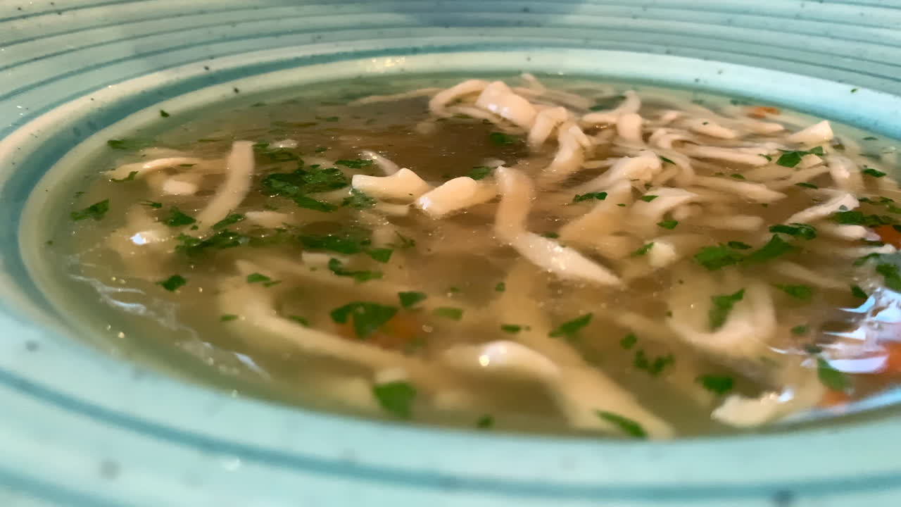 Blanding af den hjemmelavede bouillon med en ske i rustfrit stål
