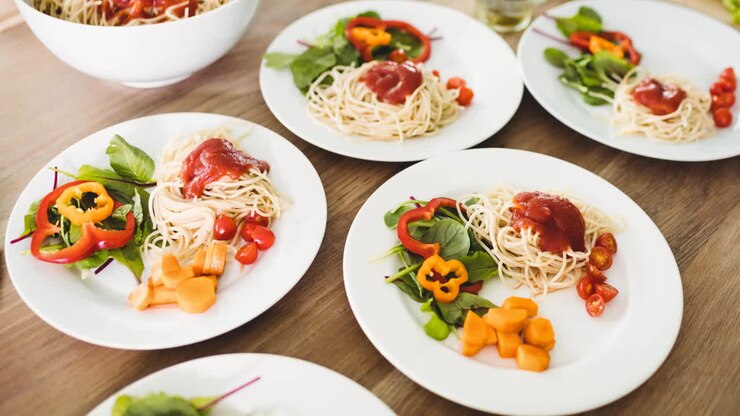Animazione di pasta e verdure su ripiano in cucina
