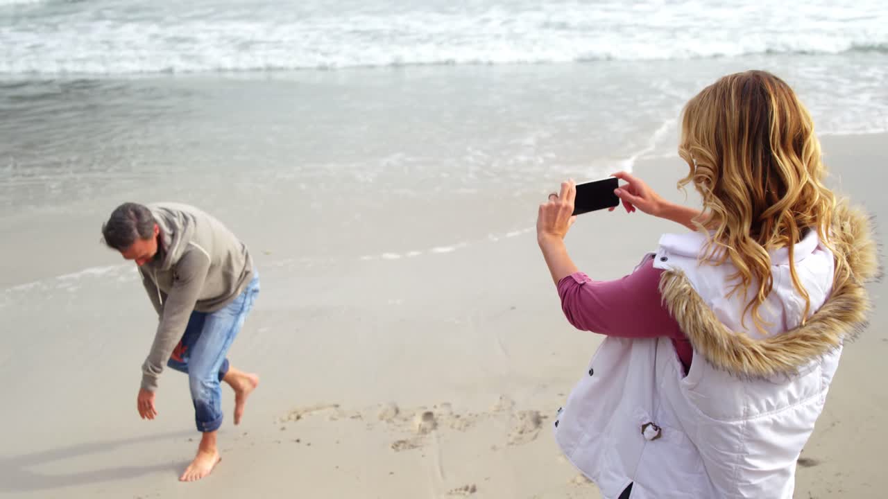 남자 의 사진 을 찍는 여자