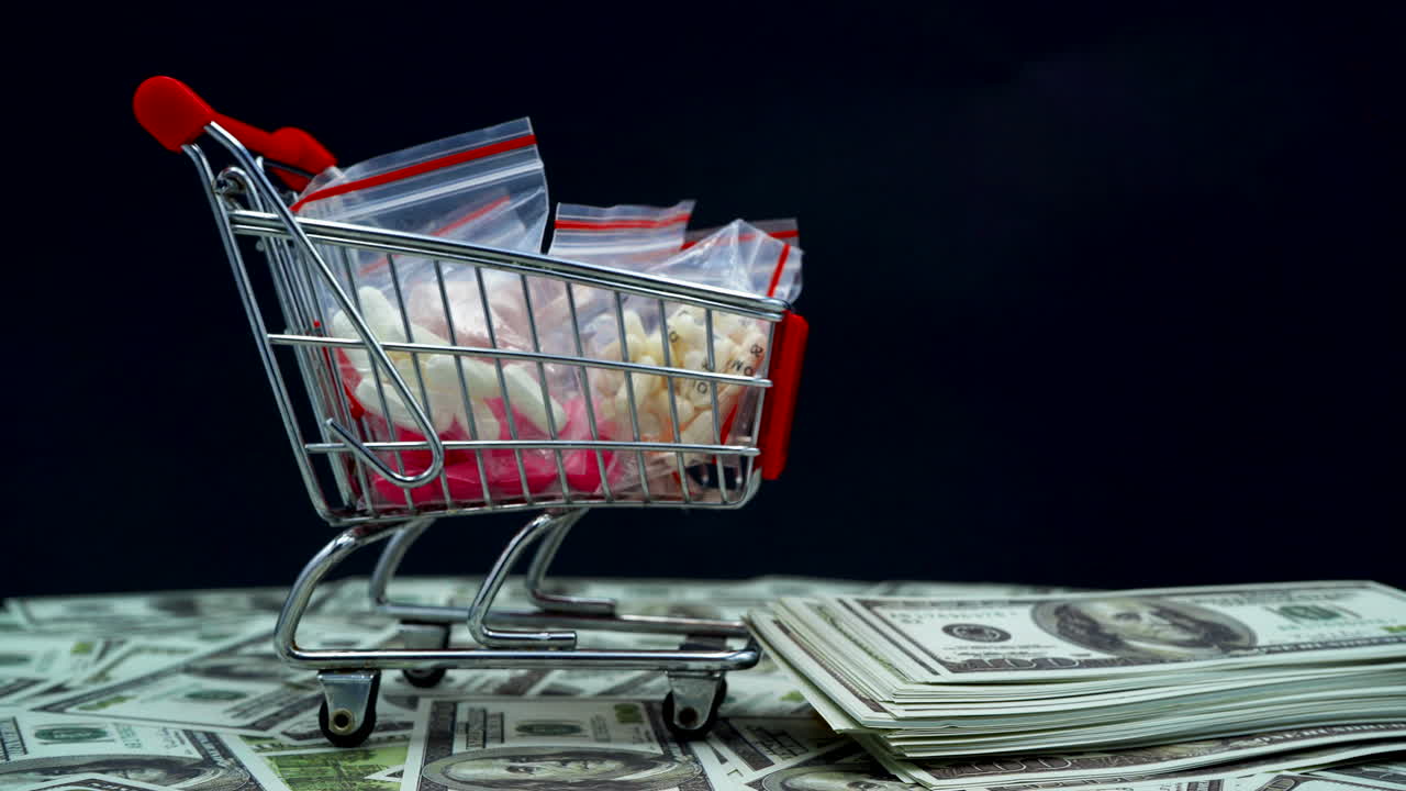 마약으로 가득 찬 가방으로 쇼핑 카트를 돌리고