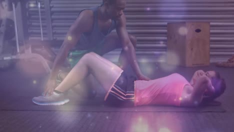 Animation-Von-Lichtpunkten-über-Verschiedenen-Menschen,-Die-Im-Fitnessstudio-Trainieren