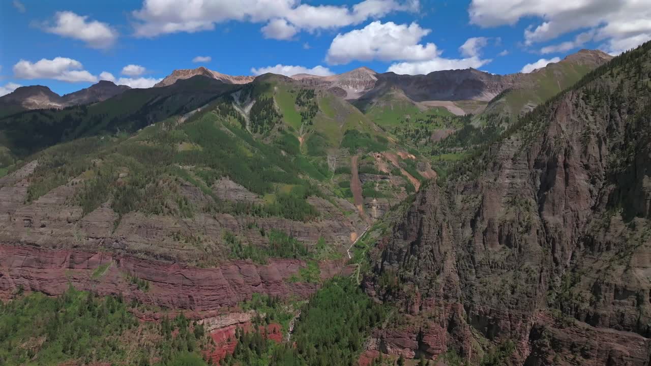 telluride yankee boy basin colorado black bear pass road box canyon rocky mountains dirt road 4wd hiking blue sky cliffside valley drone aéreo ouray ridgway verano aspen bosque movimiento a la izquierda