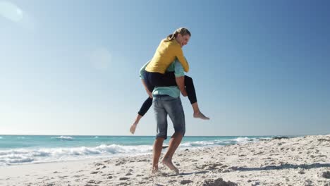pareja enamorada disfrutando del tiempo libre en la playa juntos