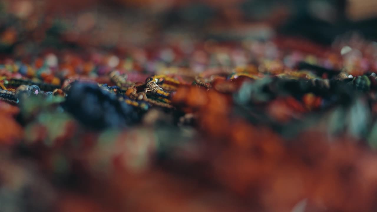 pulseras de cuerda y collares con cuentas en el bazar guatemalteco