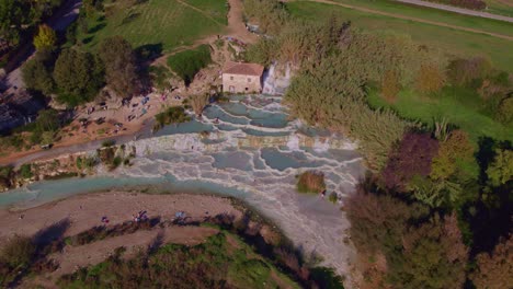 Piscinas-Termales-De-Azufre-Geotérmico-De-Saturnia-En-Italia,-Antena