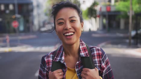 mujer de raza mixta sonriendo a la cámara