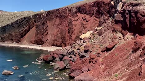 Beliebter-Roter-Strand-In-Santorini,-Griechenland-An-Einem-Sonnigen-Tag-4