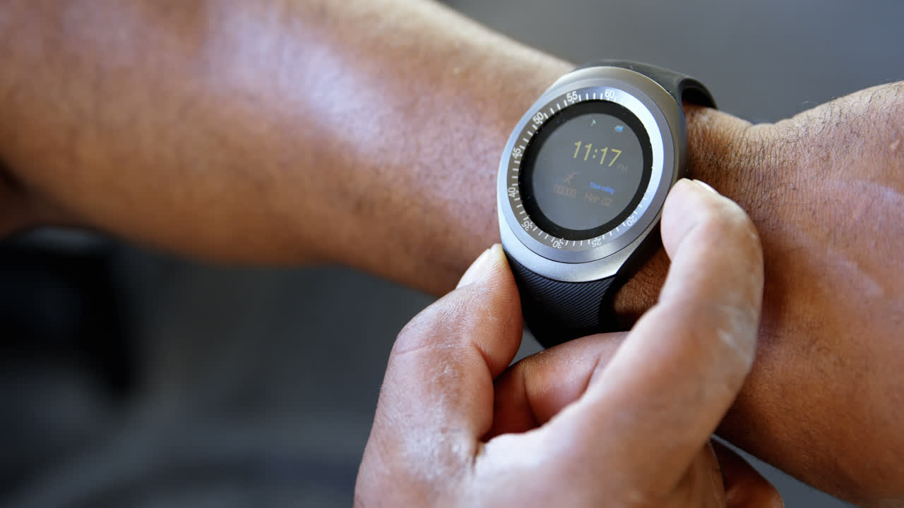 hombre ajustando su reloj inteligente 4k