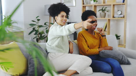 Divertido,-Mujeres-Y-Amigos-En-El-Sofá