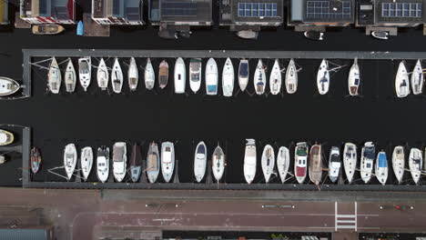 Luftaufnahmen-Von-Segelbooten-In-Einem-Hafen-Von-Bunschoten-Spakenburg,-Die-Nederland-Fliegen-Nach-Oben