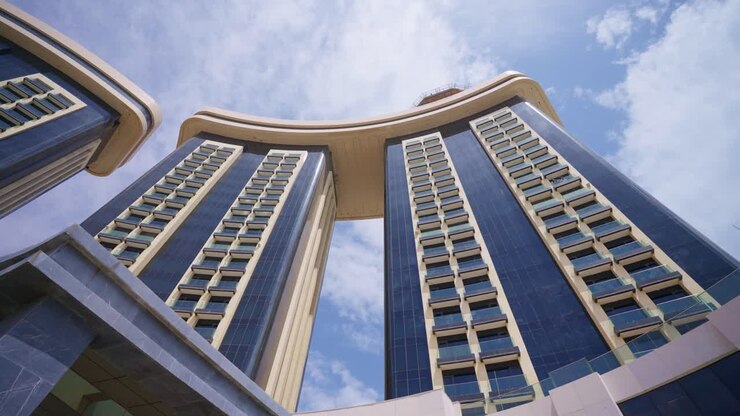 Vista de um hotel em El Alamein, Egito, com plano de baixo ângulo, plano geral e plano de aproximação, em um dia nublado pela manhã