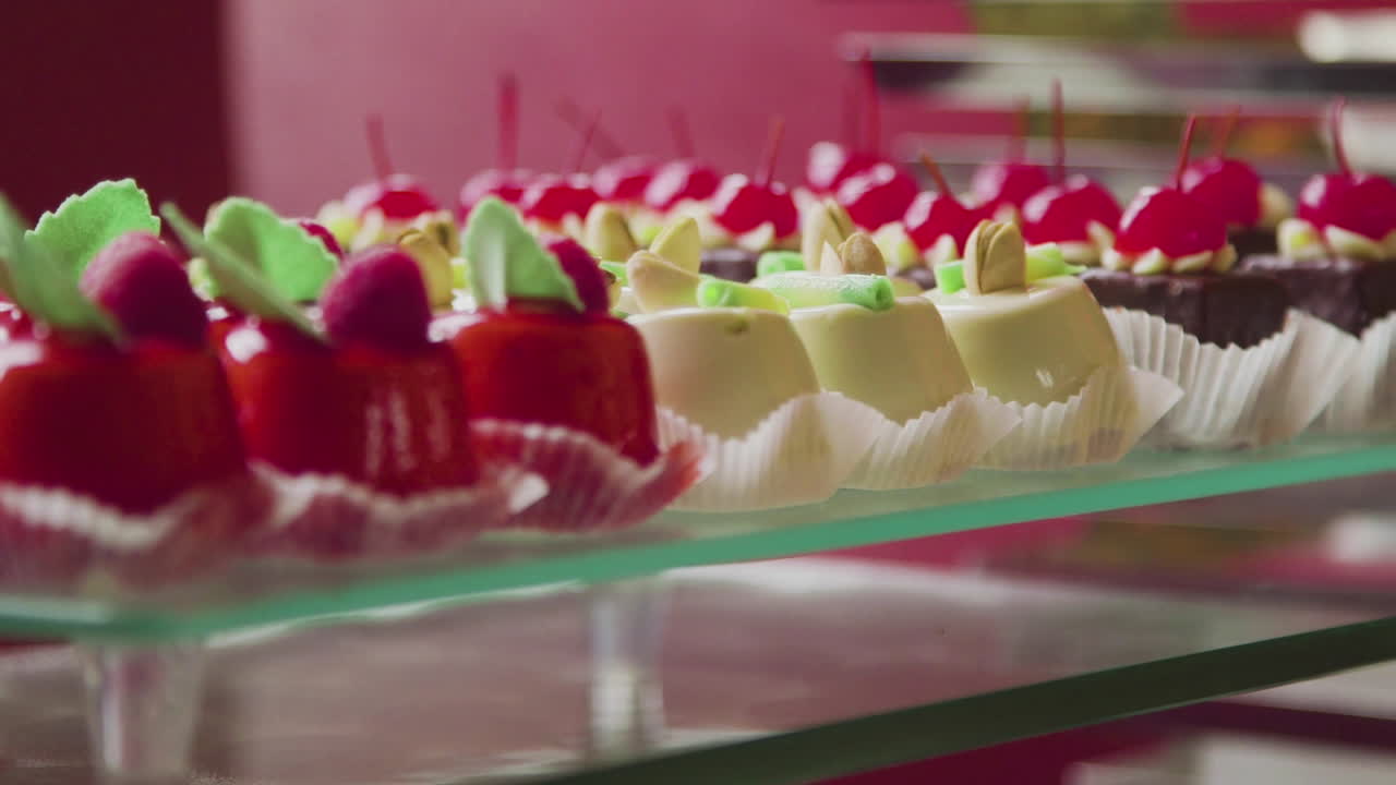 Postre de frambuesa fresca en bandeja para cena festiva