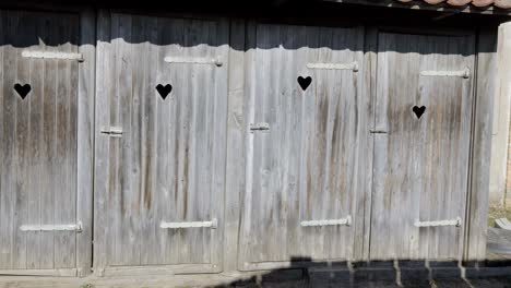 Elegante-Cabaña-De-Madera-Con-Corazón-Tallado-En-La-Puerta-De-La-Casa-Delantera-Norte-De-Europa-Cineville-Letonia