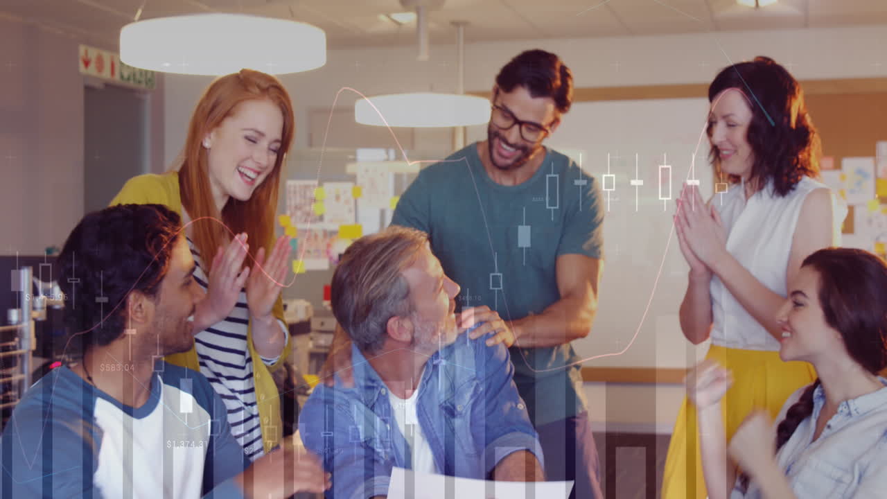 animación de múltiples gráficos, diversos compañeros de trabajo aplaudiendo después de escuchar la idea de un compañero de trabajo en la oficina