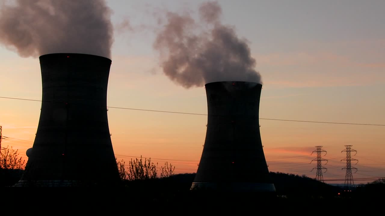 puesta de sol detrás de la planta de energía nuclear 1