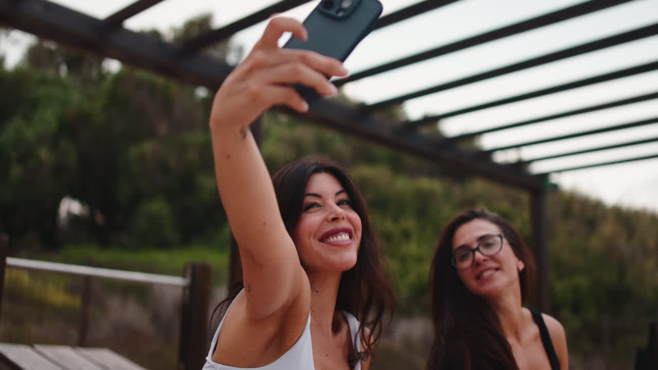 Donne che scattano selfie sulla spiaggia