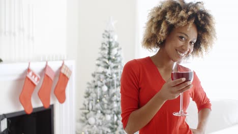 Mujer-Joven-Que-Ofrece-Un-Brindis-De-Navidad