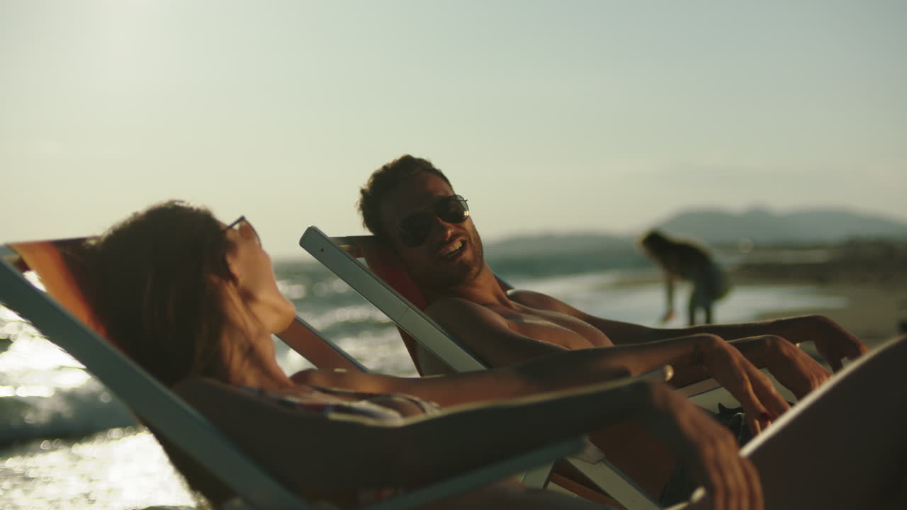 pareja relajándose en la playa