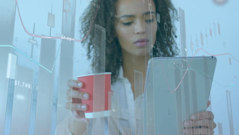 animación de una mujer de negocios que usa una tableta digital en una oficina con procesamiento de datos financieros