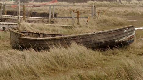 Altes-Verlassenes-Boot-Am-Steilfluss,-Gibraltar-Point