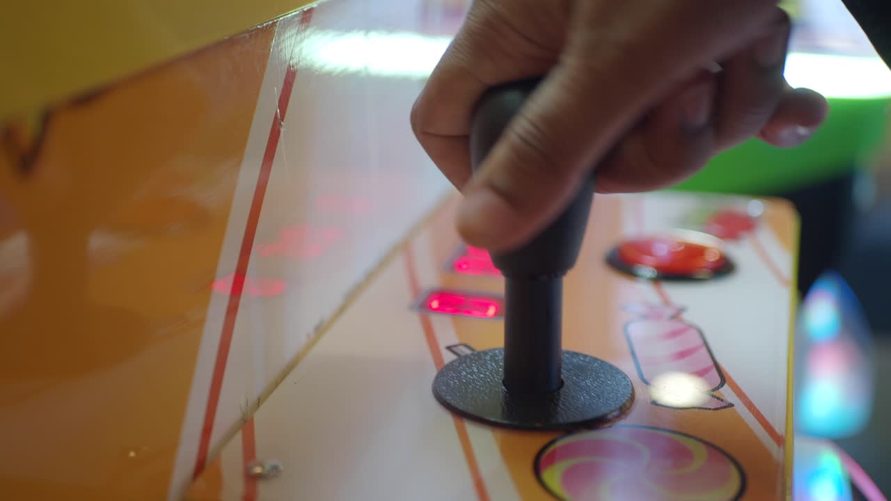 persona jugando a un juego de arcade