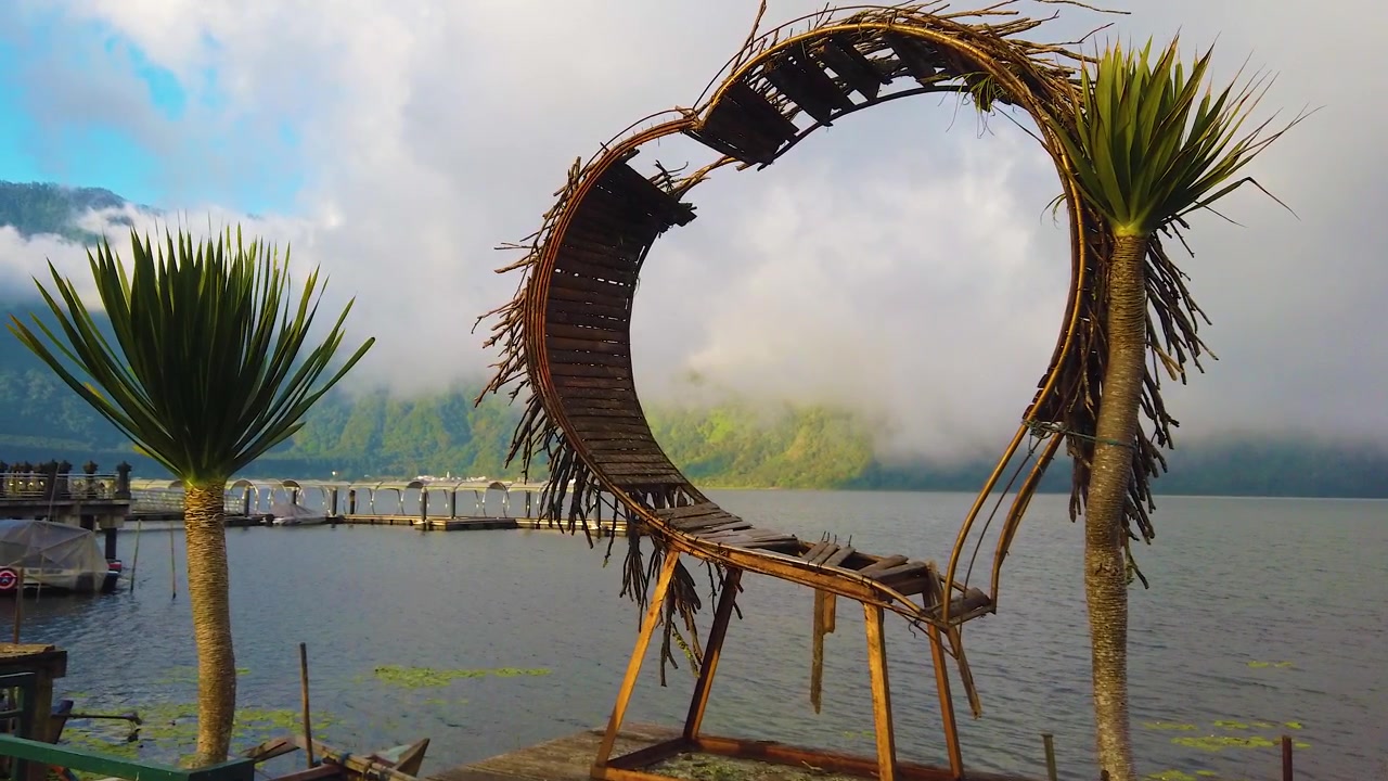 Pemandangan di Danau Beratan, hati kayu berbentuk hati di atas matahari terbenam, Bali Indonesia.
