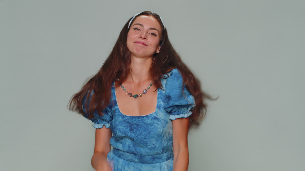 encantadora mujer joven muy bonita en sentirse muy orgullosa señalándose a sí misma, pareciendo segura de sí misma, éxito