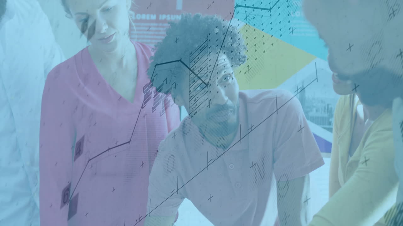 animación del procesamiento de datos financieros sobre diversas personas de negocios en la oficina