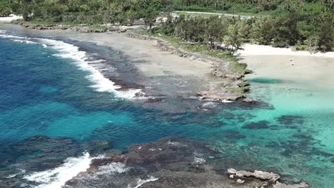 Rocky-ocean-shoreline-water-going-from-green-to-blue-in-colour