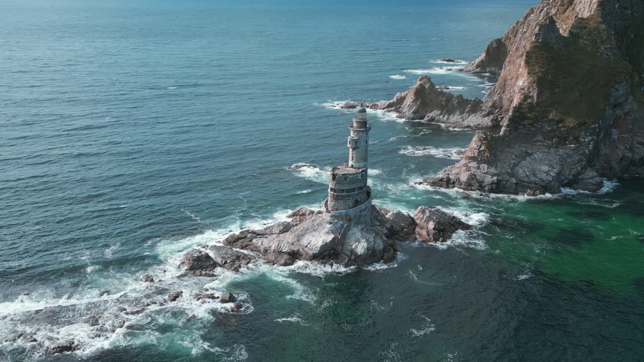 воздушный вид выветрившегося маяка на скалистом выступе