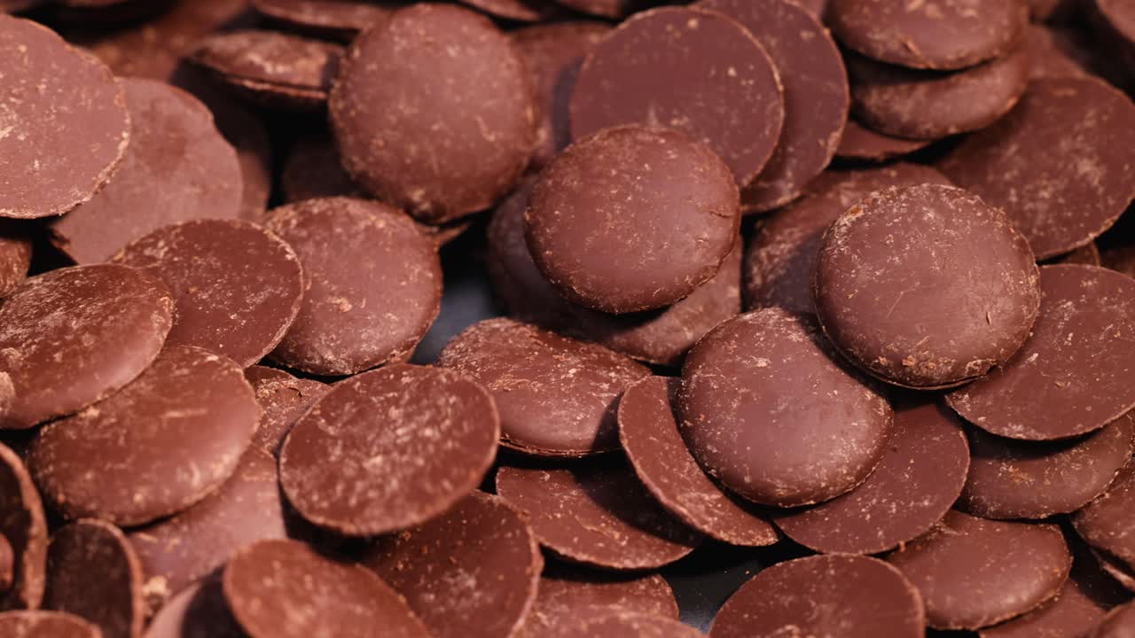trozos de chocolate de leche que caen y se acumulan