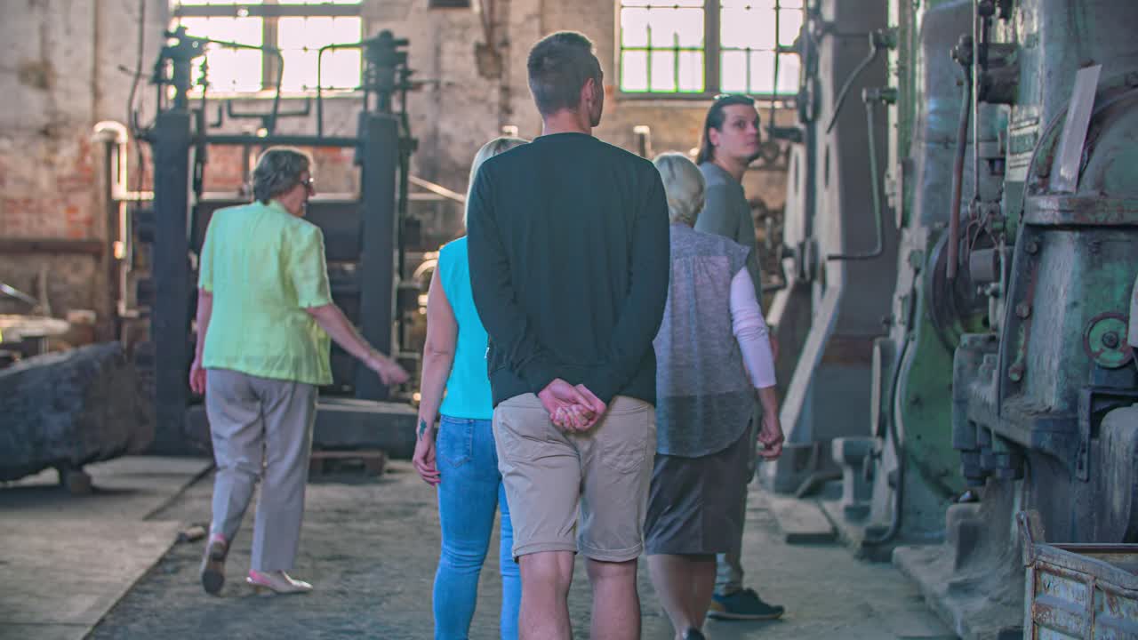 guide and group of visitors walk into blacksmith’s workshop, Ironmaking Museum