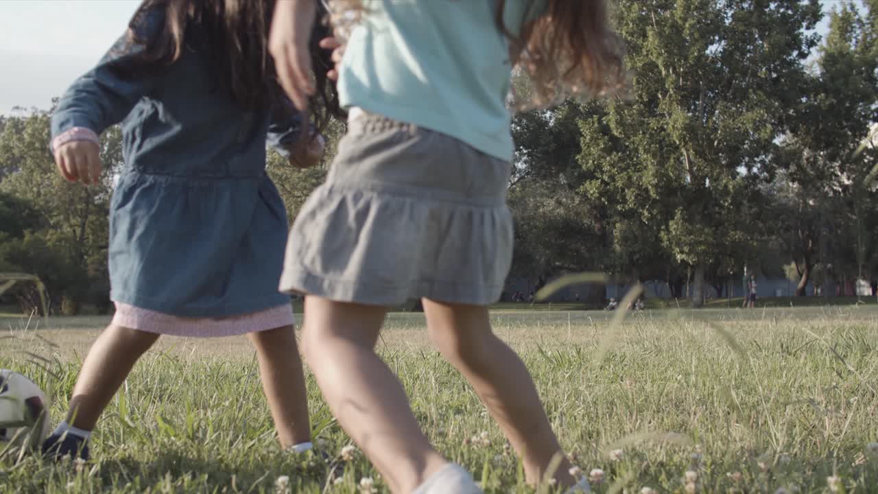 bambini felici che giocano a calcio all'aperto