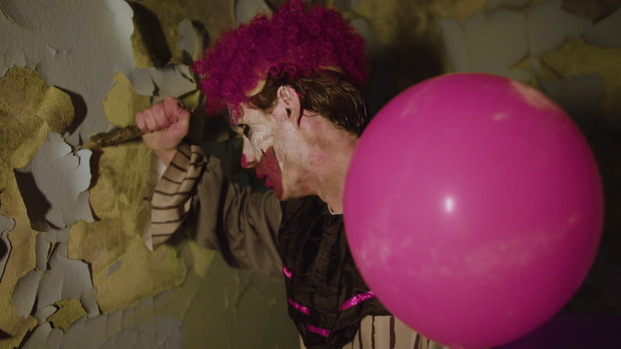 버려진 집에서 무서운 조롱거리