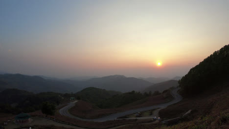 Puesta-De-Sol-Con-Capa-De-Montaña-Y-Carretera-En-Tailandia