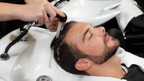 hombre lavándole el cabello
