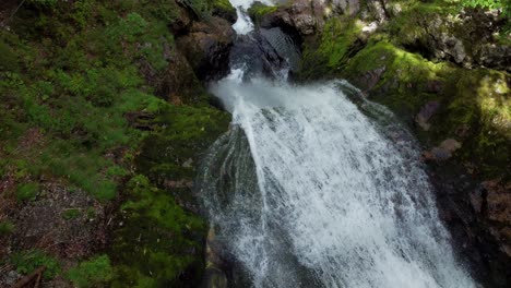 Cascada-En-Italia-A-Vista-De-Pájaro-2