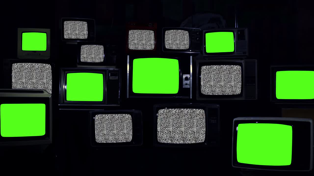 정적 tv를 켜고 7 개의 레트로 tv가 녹색 스크린을 켜고, 어두운 톤,, 4k 해상도.