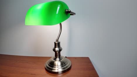 la lámpara de lectura verde como la última pieza de declaración de decoración