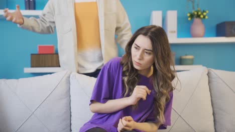 el hombre golpeador muestra violencia a su esposa, amenaza a su esposa, la mujer tiene miedo.