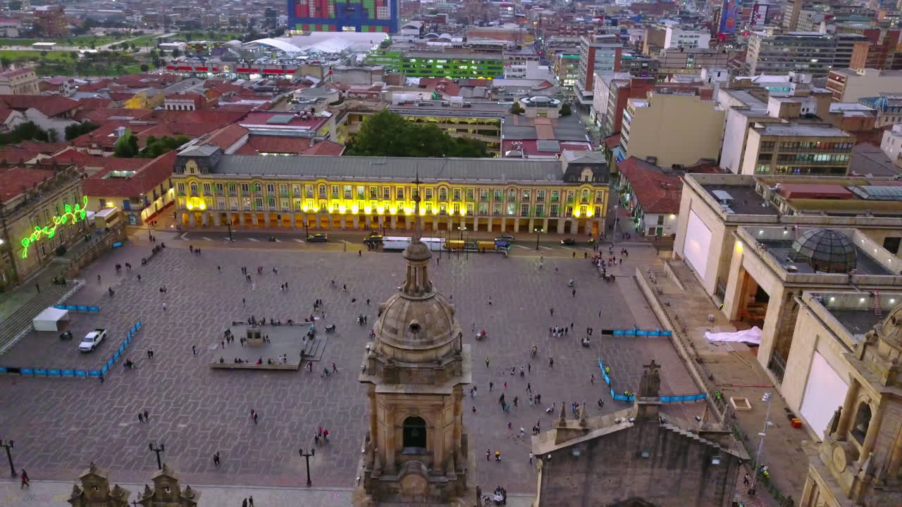 Bella ripresa aerea sul centro di Bogotà, Colombia e la Cattedrale Cattolica Primada su Plaza Bolívar 1