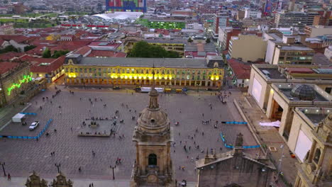 Bonita-Toma-Aérea-Sobre-El-Centro-De-Bogotá,-Colombia-Y-La-Iglesia-Católica-Catedral-Primada-En-La-Plaza-Bolívar-1