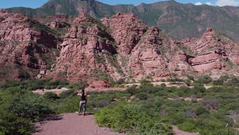 Mujer-Motociclista-Disfruta-De-Escarpadas-Vistas-A-La-Montaña-Guachipa,-Argentina